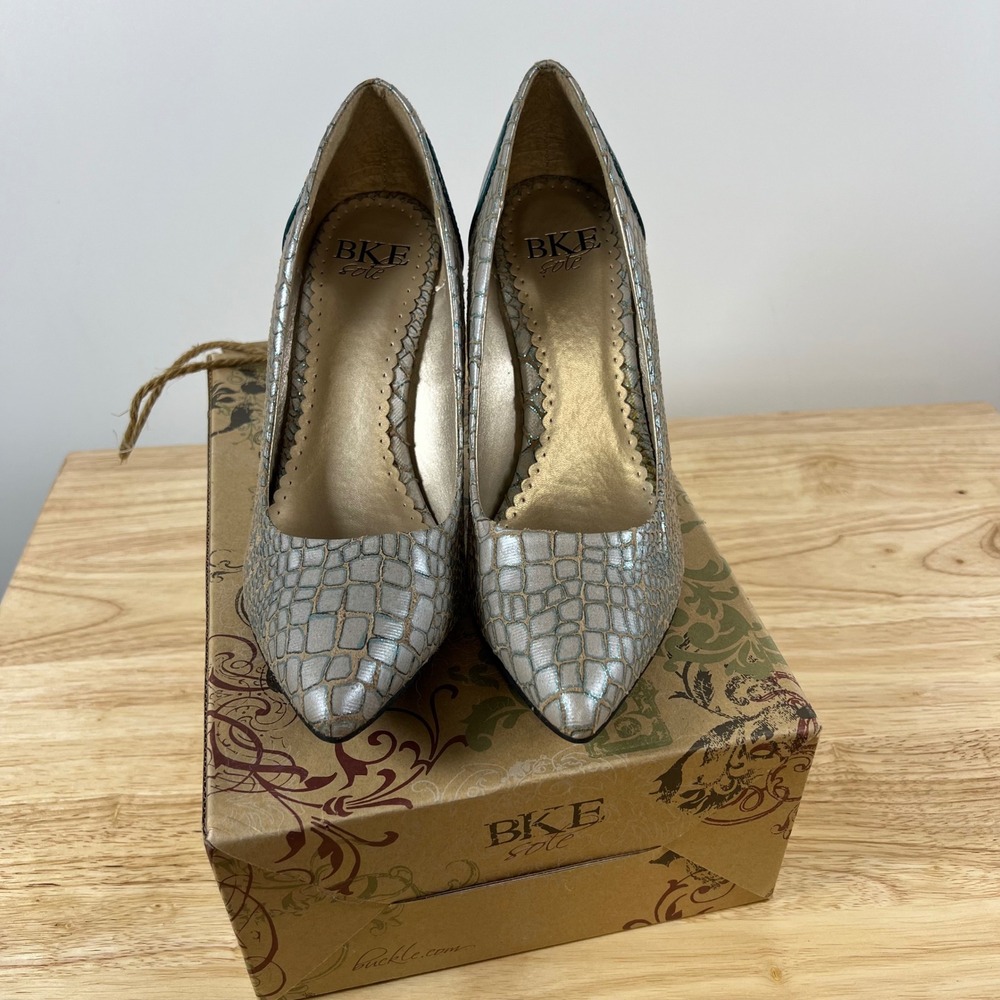 BKE‎ Sole Mabel 32 Metallic Blue Croco Embossed Pointed Toe Pumps Teal Heel 7.5